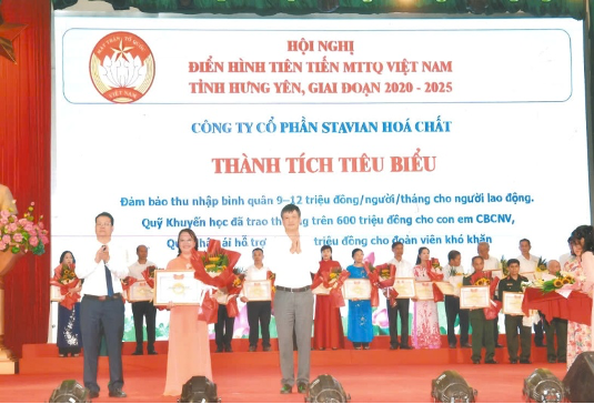 250923_Công đoàn CTCP Stavian Hoá Chất Vinh dự nhận bằng khen_Ảnh nhận bằng khen.